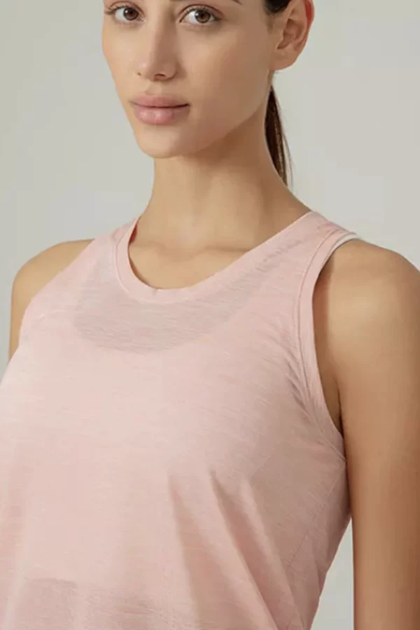 camiseta-deportiva-hafru-close-up-ropa-deportiva-mujer-luak